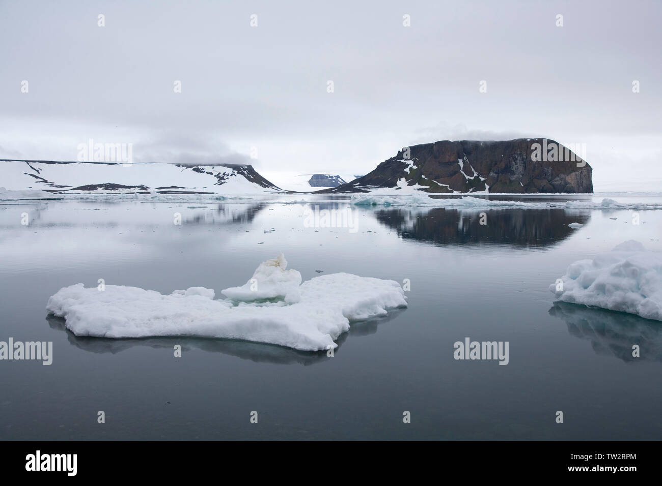 Anzeigen von Rubini Rock, Home, riesige Seevögel Kolonie von Alken, Trottellummen und Dreizehenmöwen, Hooker Island, Franz Josef Land, russische Arktis. Stockfoto