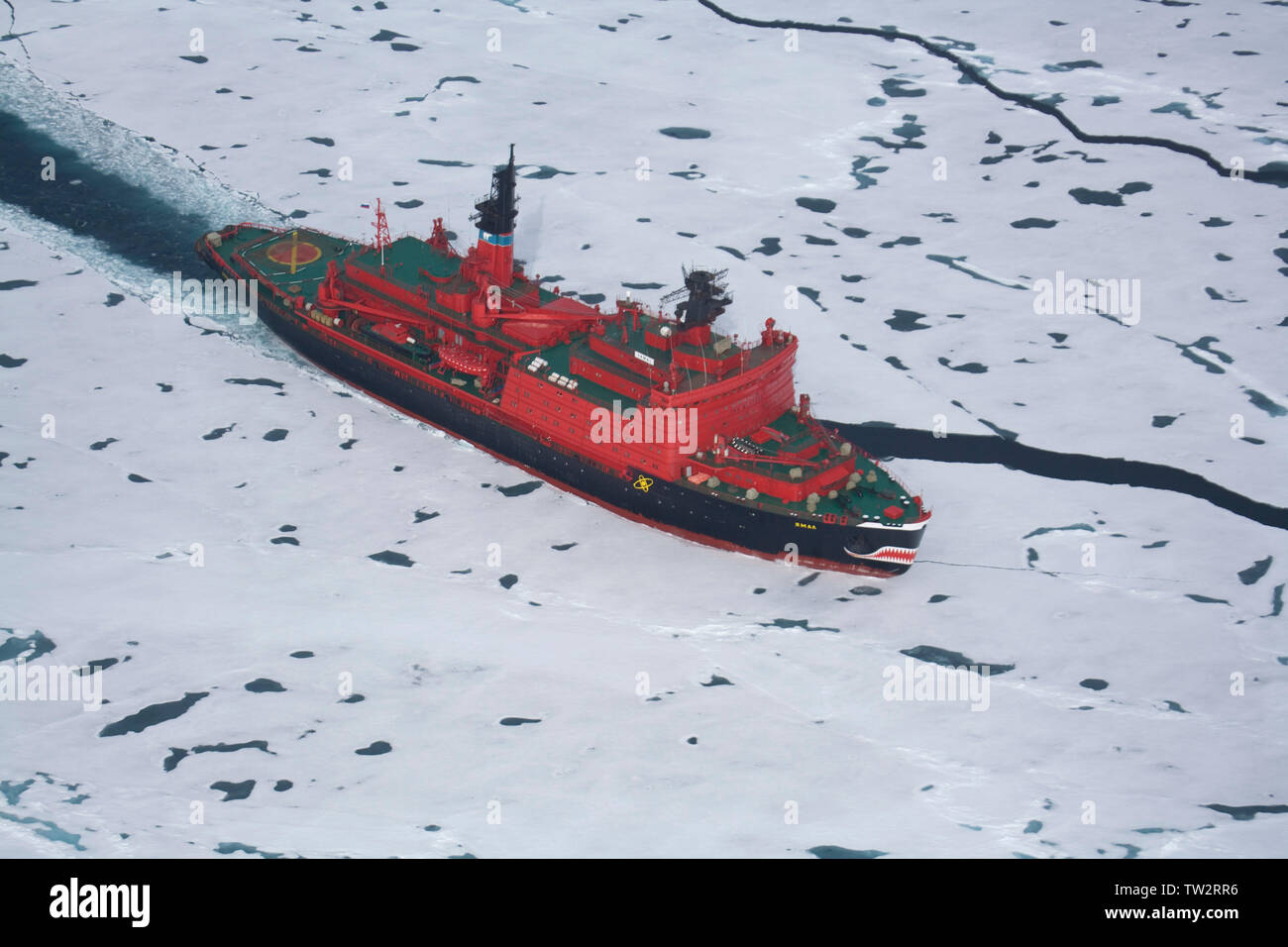 Luftbild des russischen Eisbrecher Yamal Reisen durch Eis auf dem Weg zum Nordpol. Stockfoto
