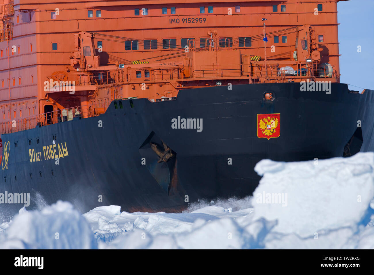 Luftaufnahme der weltweit größten nuklearen Eisbrecher, 50 Jahre Sieg, ein arktika Klasse Schiff, auf dem Weg zum Nordpol Touristen unter 90 Grad. Stockfoto
