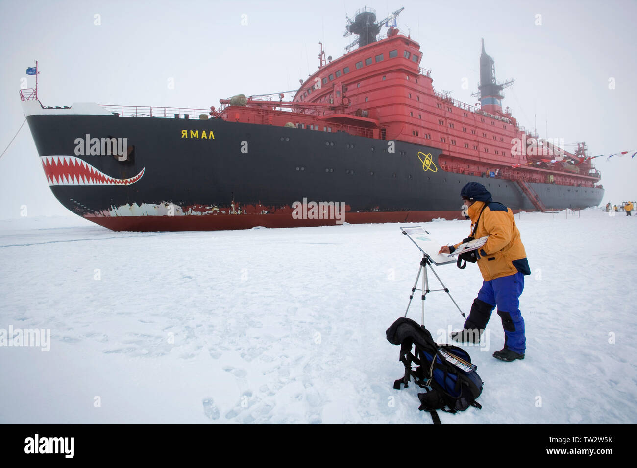 Kanadische Künstler David McEown malt Aquarell von russischen Eisbrecher Yamal am Nordpol. Stockfoto