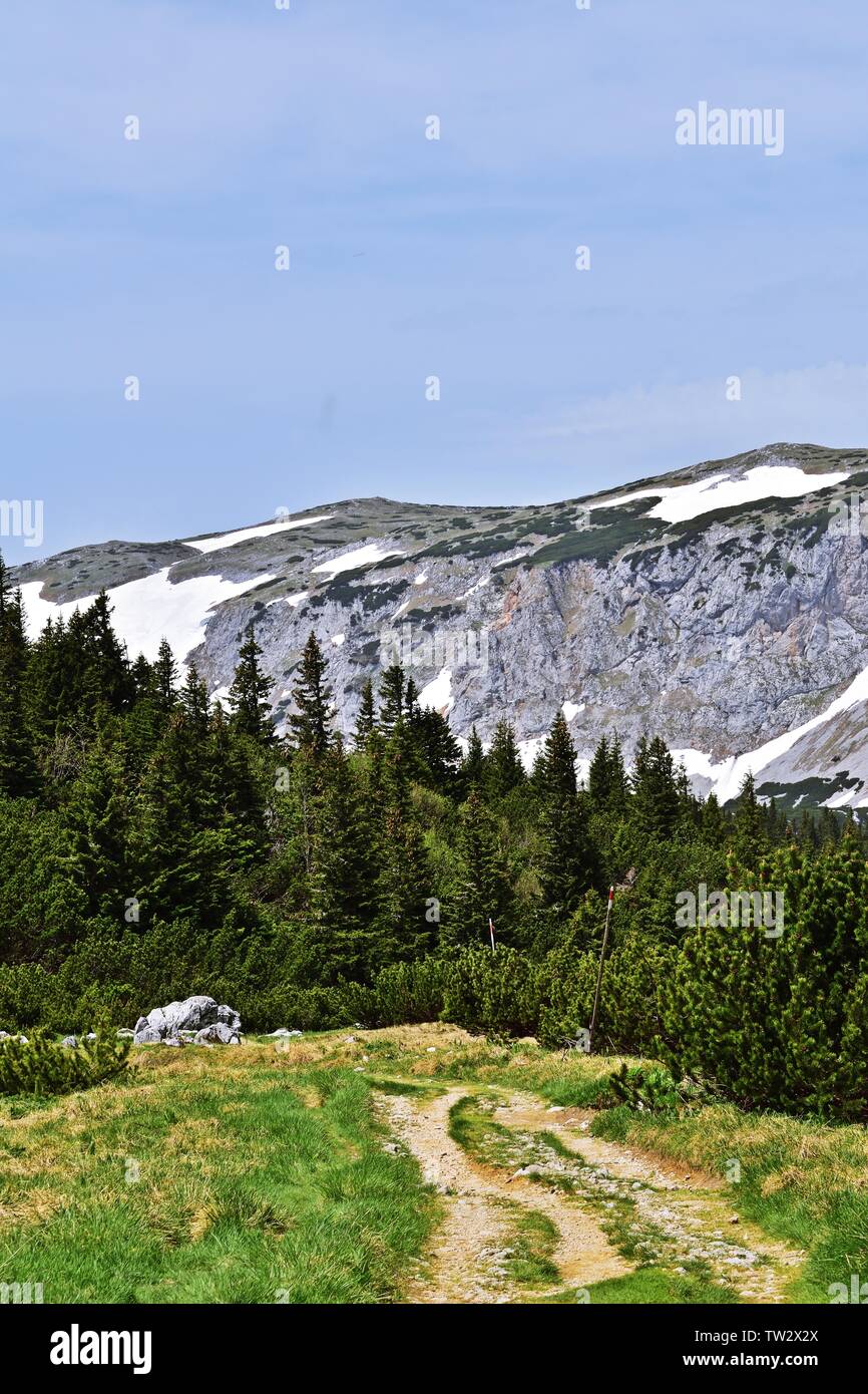 Schone Berglandschaft Der Alpen Mit Schnee Vertikal Stockfotografie Alamy
