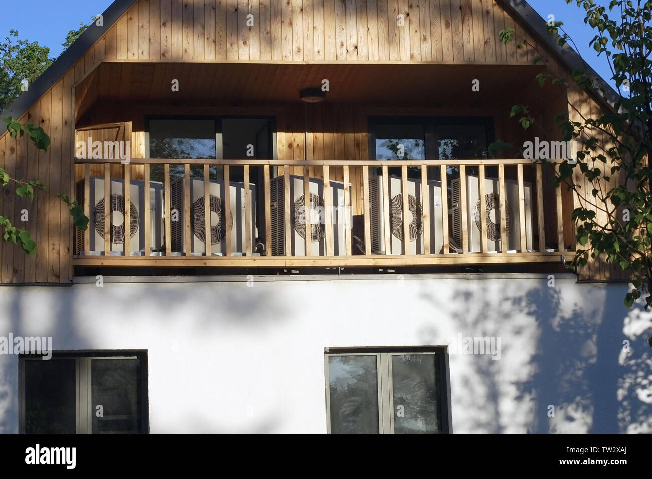 Viele externe Klimaanlagen auf Haus Balkon platziert ummantelt mit Holz Stockfoto