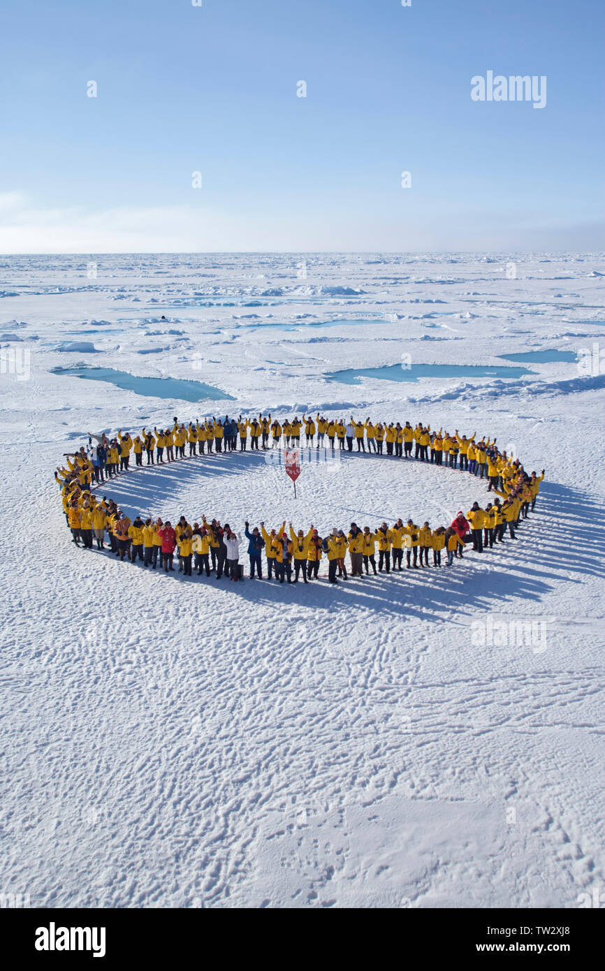 Touristen form Kreis am Nordpol nach dem Ausflug auf die russischen nuklearen icebreaker. Juli 2008 Stockfoto