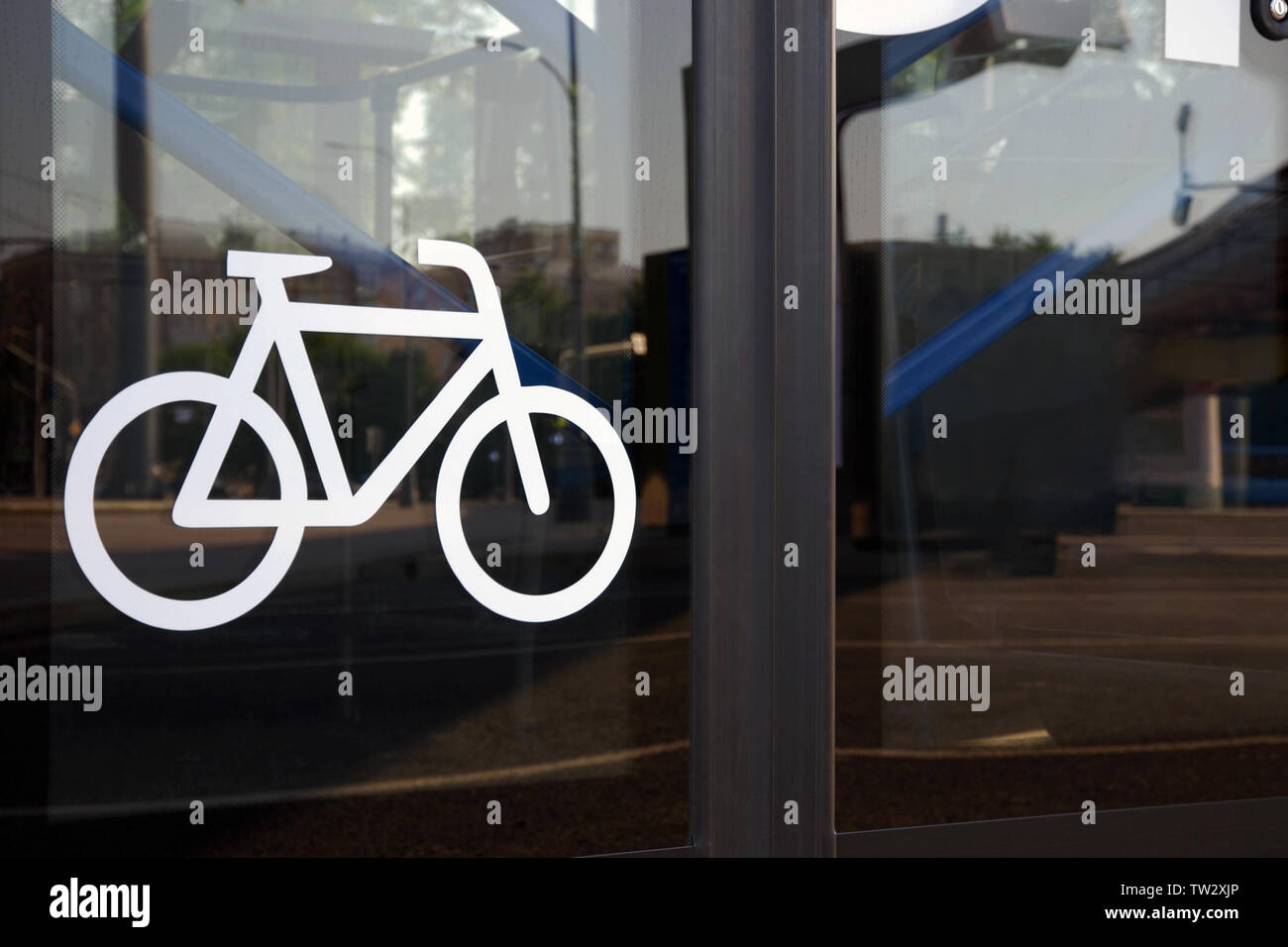 Fahrrad Symbol auf automatische Glas Bus Tür. Öffentlichen Verkehrsmitteln Service für Radfahrer. Intercity Bus für den Transport von Fahrrädern angepasst Stockfoto