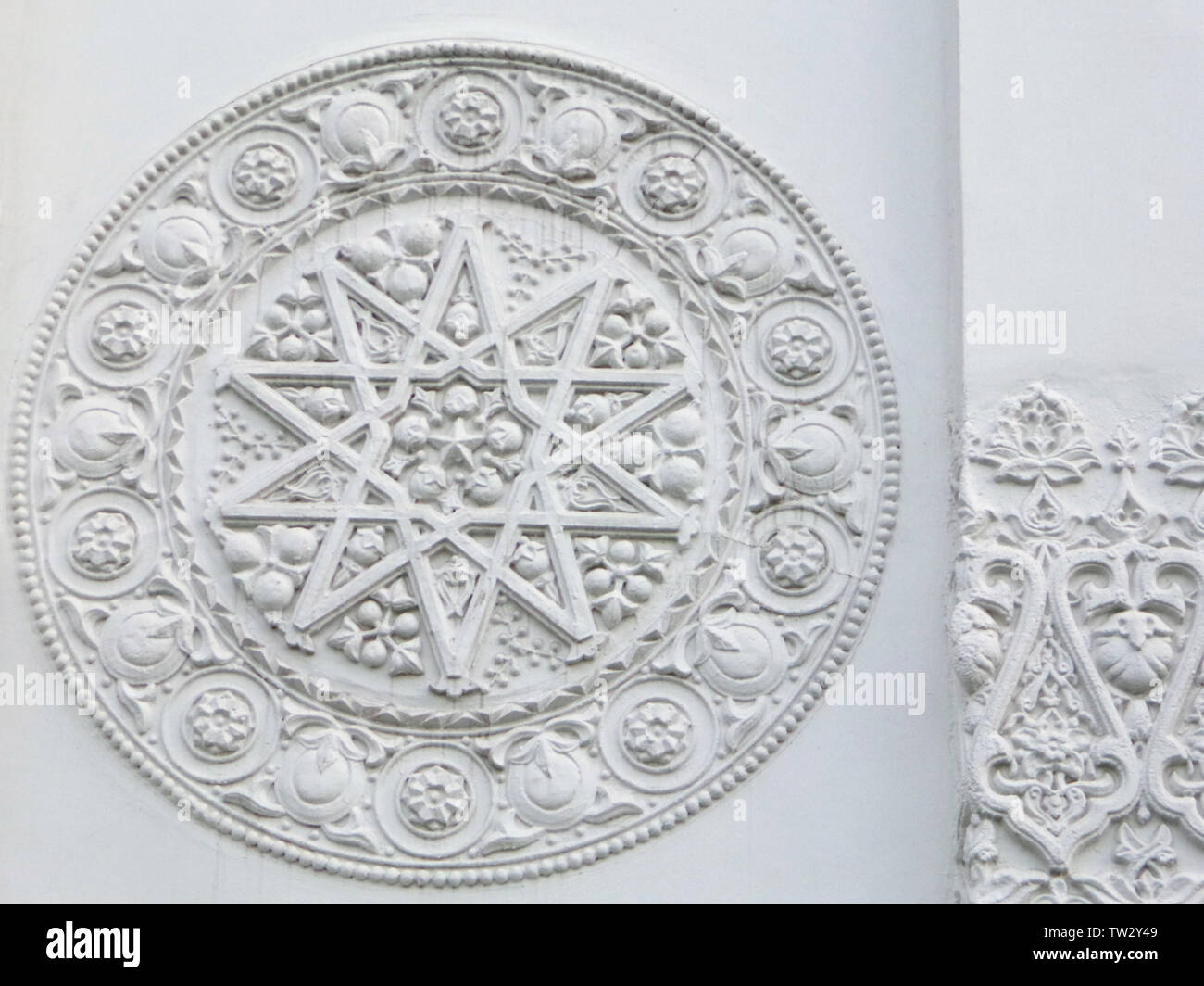 Spritzgießen auf der weißen Wand, florale und geometrische Muster mit 10 Stern in einem Kreis eingeschrieben, Linien, Wellen, Blumen und Früchte, fantasy Flachrelief Stockfoto