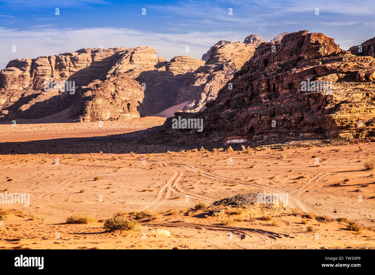 Die dramatische Gebirgslandschaft der jordanischen Wüste im Wadi Rum oder das Tal des Mondes. Stockfoto