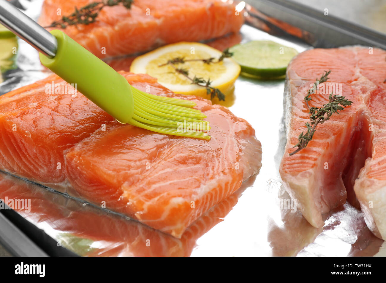 Vorbereitung frischen Lachs zum Backen, Nahaufnahme Stockfoto