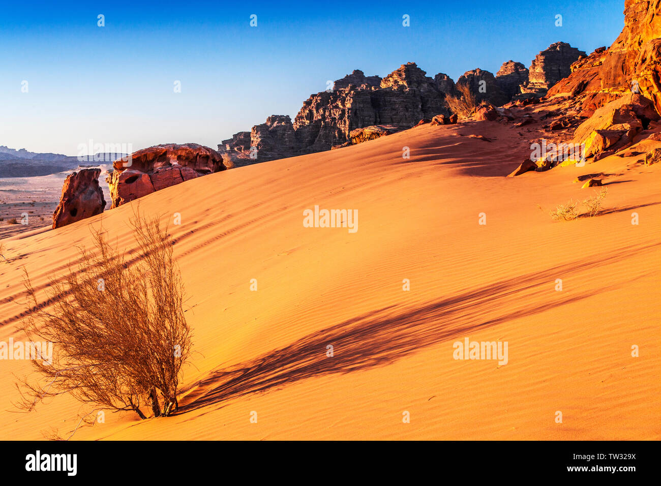 Die Sonne in der jordanischen Wüste im Wadi Rum oder das Tal des Mondes. Stockfoto