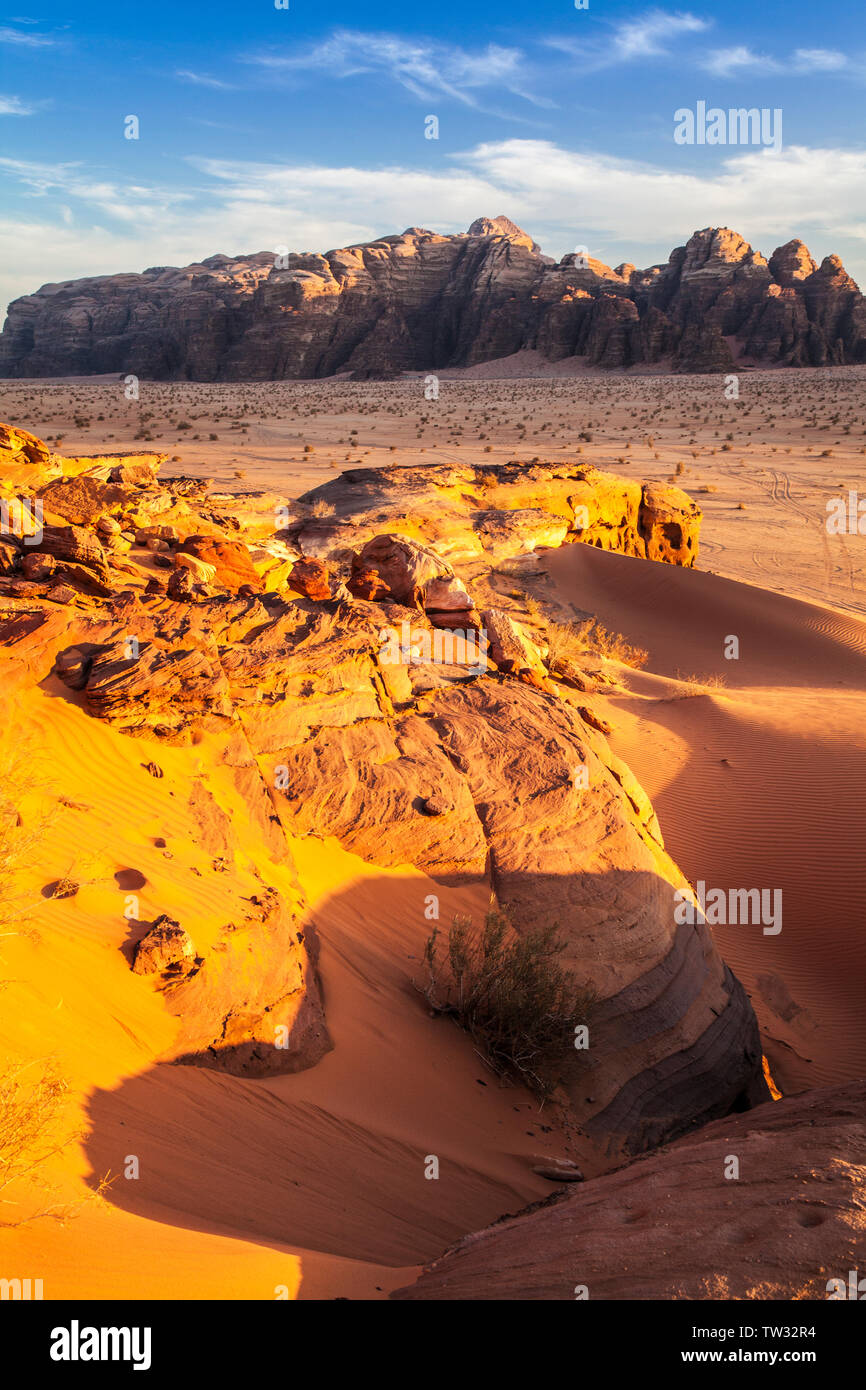 Die Sonne in der jordanischen Wüste im Wadi Rum oder das Tal des Mondes. Stockfoto