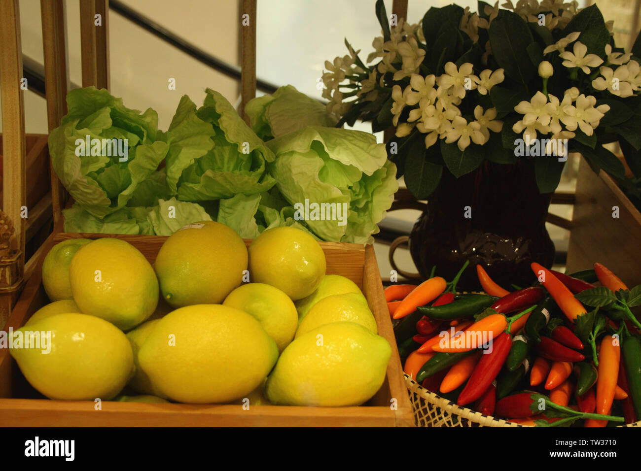 Dekoratives Kunstgemüse mit Blumenvase Stockfoto