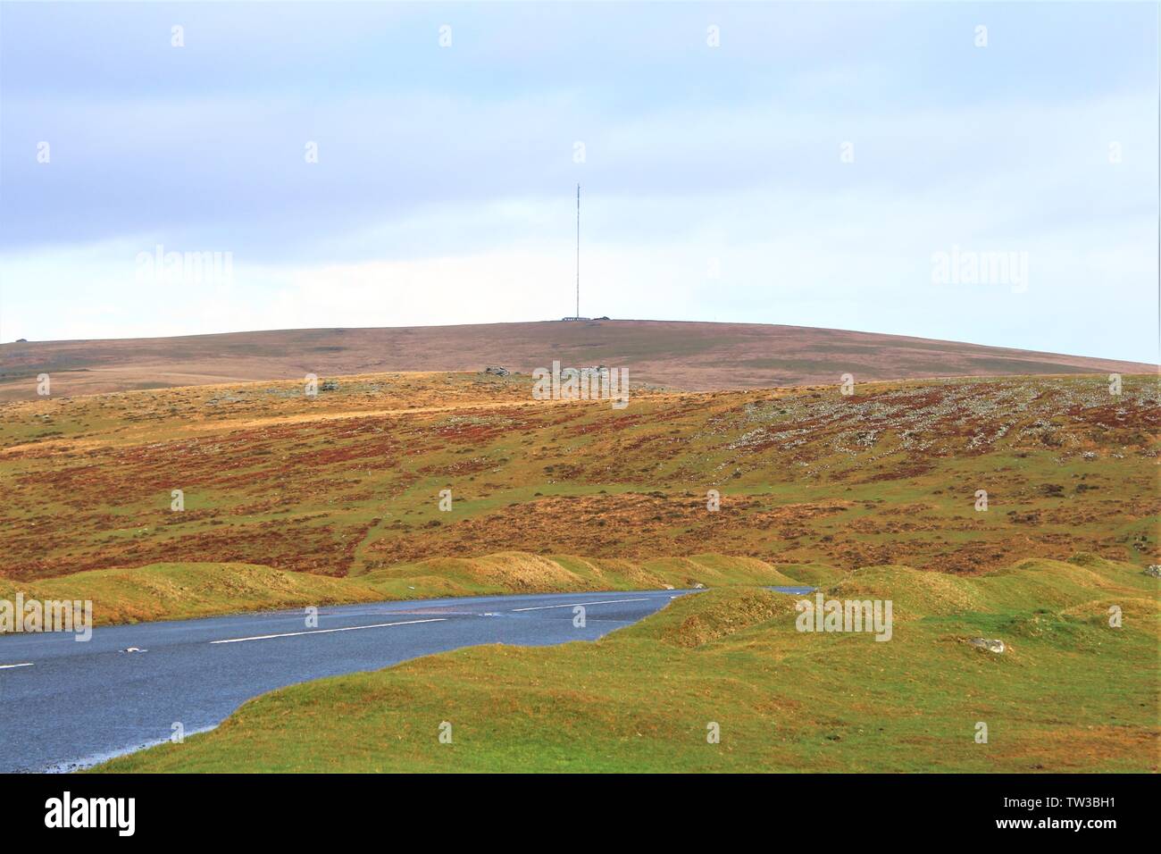 Nassen und wilden Dartmoor im Winter, in der Nähe von Princetown, Devon. In der Ferne ist der TV und Radio Sender Antenne Mast an der North Hessary Tor gelegen. Stockfoto