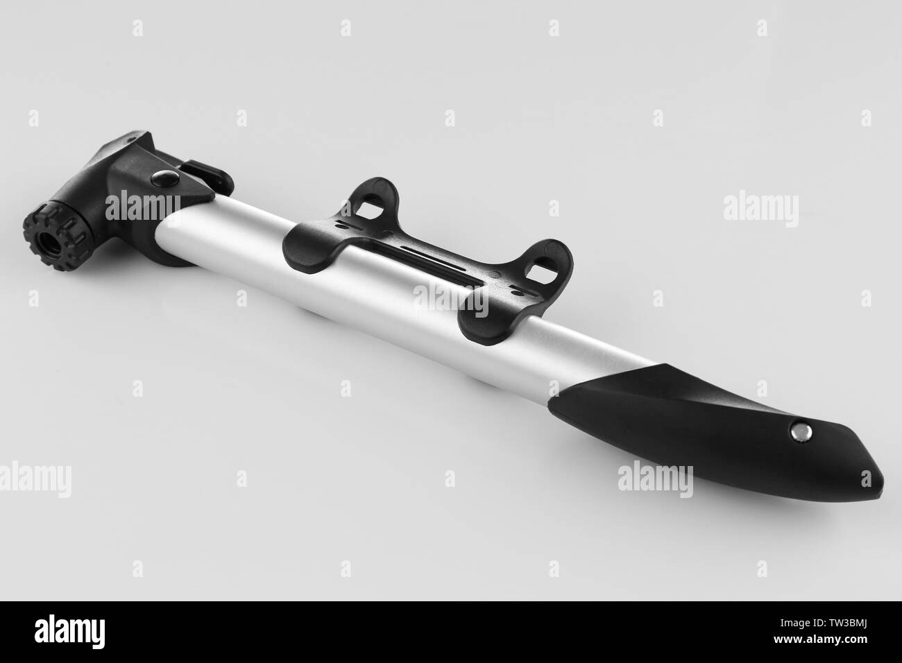 Fahrradpumpe auf weißem Hintergrund Stockfoto