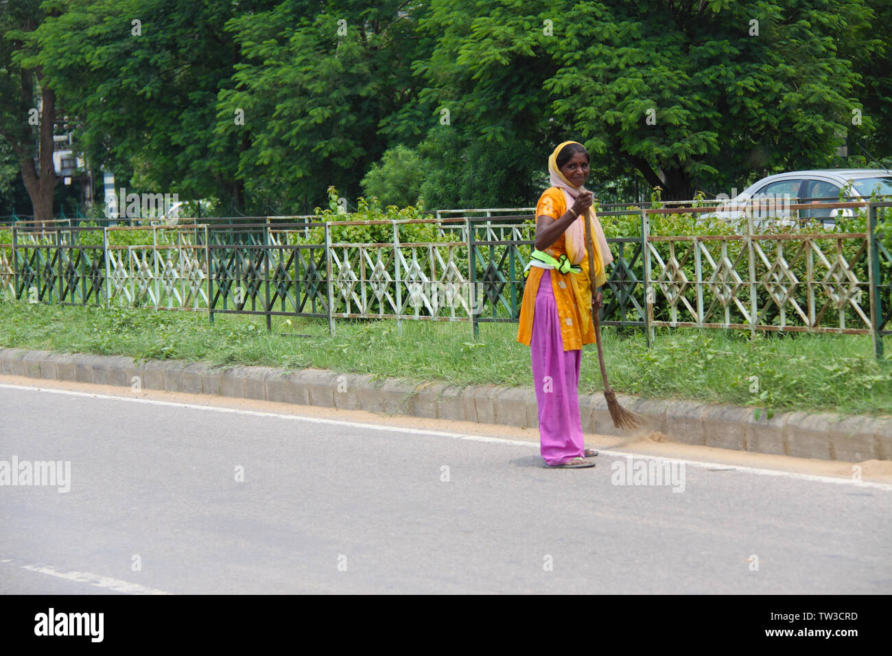 Straßenkehrmaschine fegen auf der Straße, Indien Stockfoto