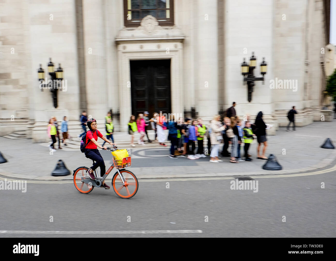 Motion blur Erfassen eines weiblichen Radfahrer auf einem Mobike außerhalb Freimaurer Hall, Covent Garden, London Stockfoto