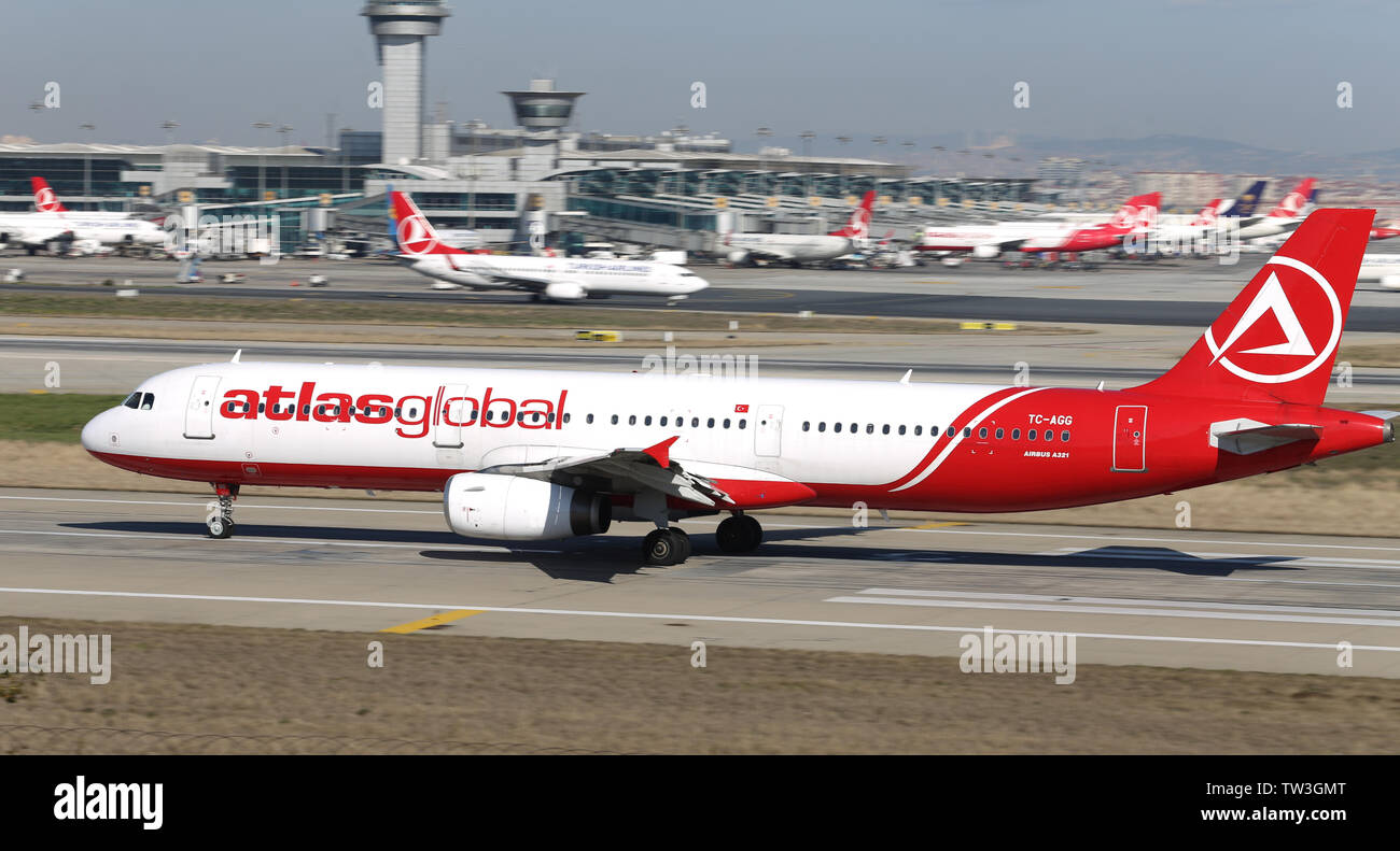 ISTANBUL, Türkei - 17. MÄRZ 2019: AtlasGlobal Airlines Airbus A 321-231 (CN806) hebt ab Flughafen Istanbul Atatürk. AtlasGlobal hat 18 Flotte siz Stockfoto