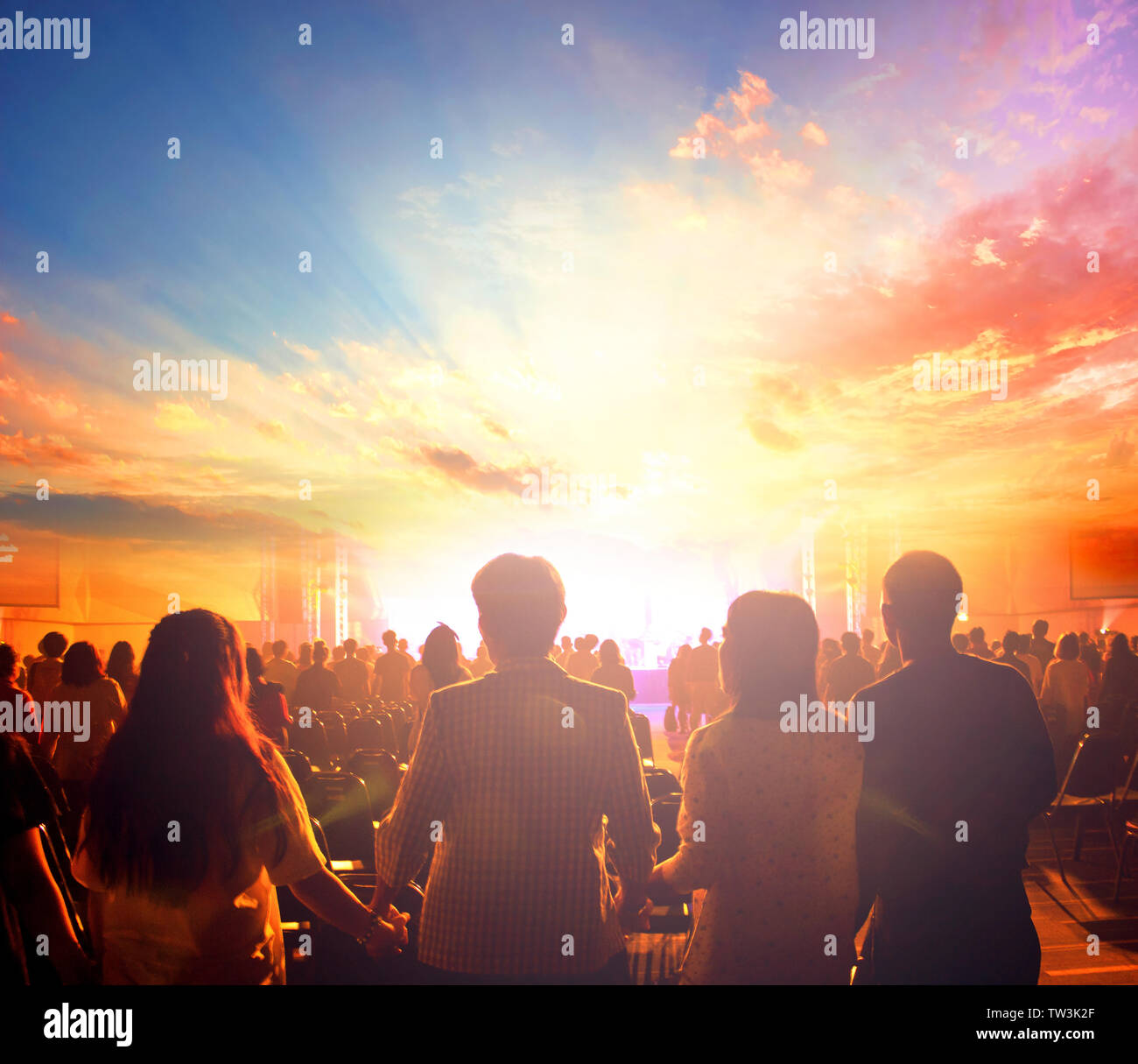 Internationaler Tag des Friedens: Silhouette des Menschen Hände bei Sonnenuntergang Hintergrund angehoben Stockfoto