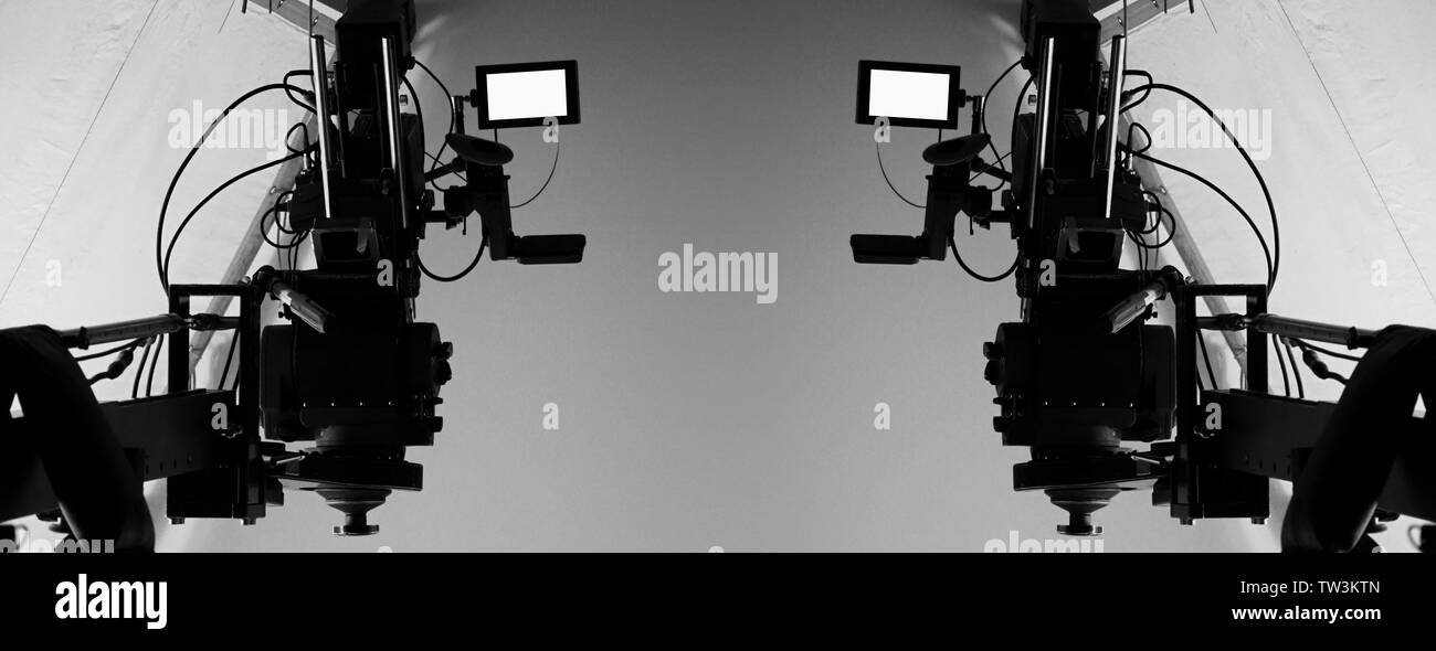 4K High Definition Video kamera Monitor auf Stativ oder Kran im Studio und softbox Papier und professionelle Beleuchtung für Aufnahmen oder Filmen oder Stockfoto