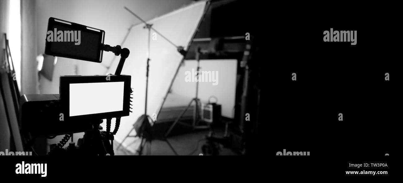 4K High Definition Video kamera Monitor auf Stativ oder Kran im Studio und softbox Papier und professionelle Beleuchtung für Aufnahmen oder Filmen oder Stockfoto