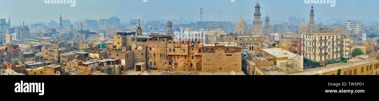 Panoramablick auf das Stadtbild von Islamischen Kairo mit Blick auf alte Wohnhäuser, zahlreichen Minaretten und Kuppeln der Moscheen, mit schweren Morgennebel abgedeckt, z. B. Stockfoto