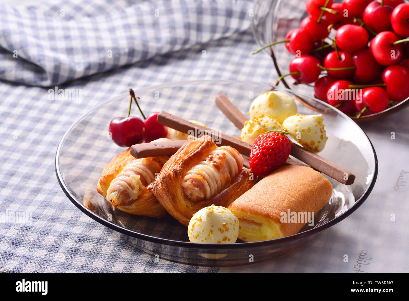 Essen Kuchen auf ein Picknick Tuch. Tee am Nachmittag. Stockfoto