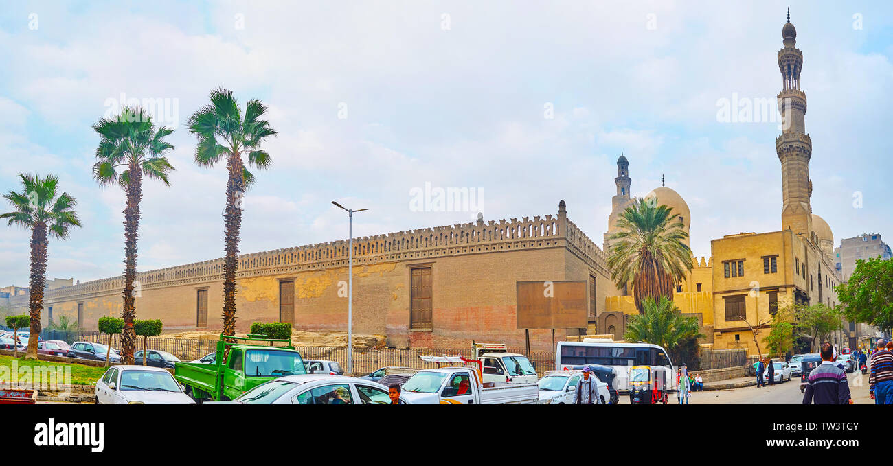 Kairo, Ägypten - Dezember 22, 2017: Panorama der Al Khoderi Straße mit Blick auf die Stadtmauer von Ibn Tulun Moschee und die hohen Minarett von Amir, Sarg Stockfoto