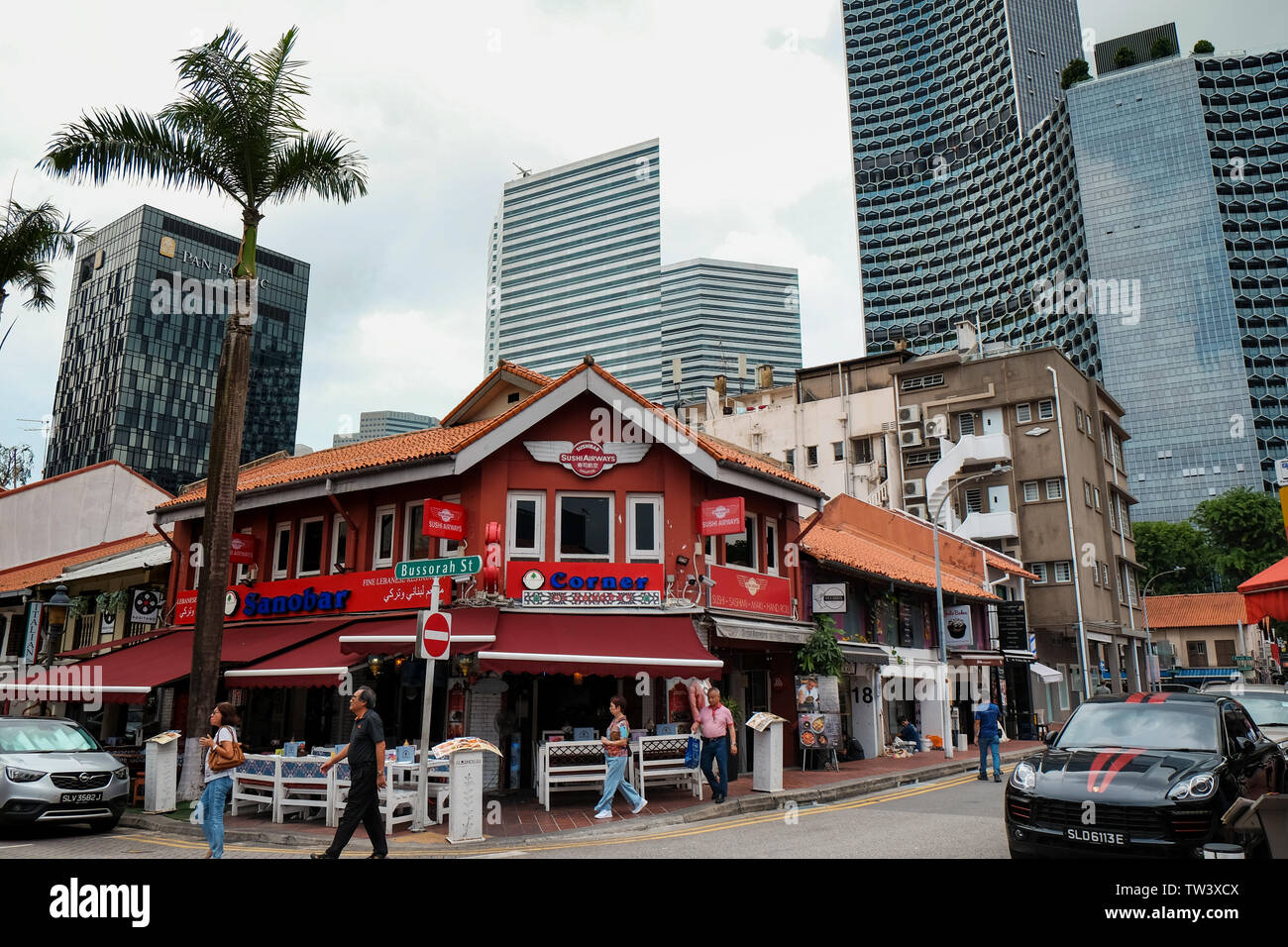 Die traditionellen Shophouses Geschäfte im Bussorah Street Singapur sind von den Großen über die Hochhäuser in den Schatten gestellt Stockfoto