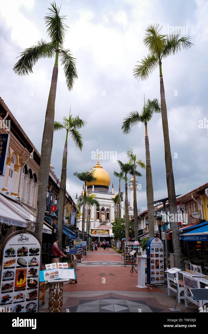Die traditionellen Shophouses säumen die Straße in Richtung der Sultan Moschee in Singapur Bugis Gebiet. Stockfoto