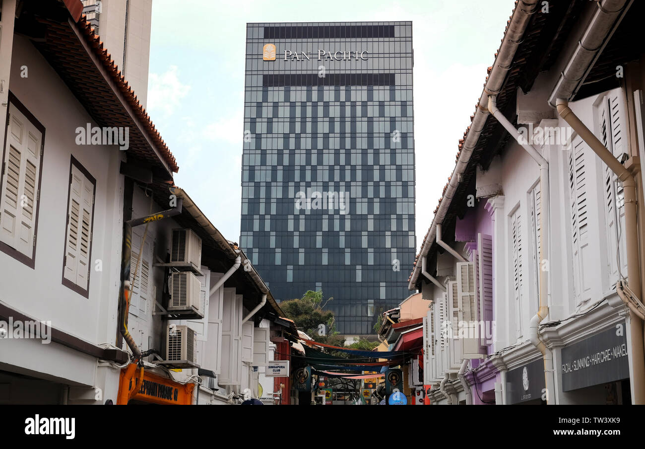 Pan Pacific Hochhaustürmen über die traditionellen Shophouses in der Straße von Haji Lane Singapur. Stockfoto