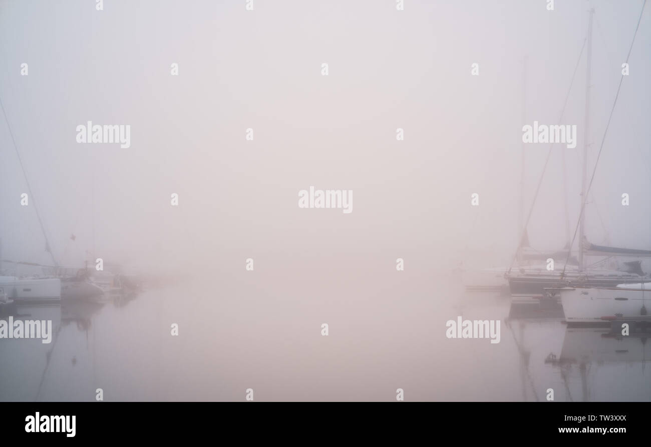 Yachten im Nebel, sehr neblig und künstlerischen Stockfoto