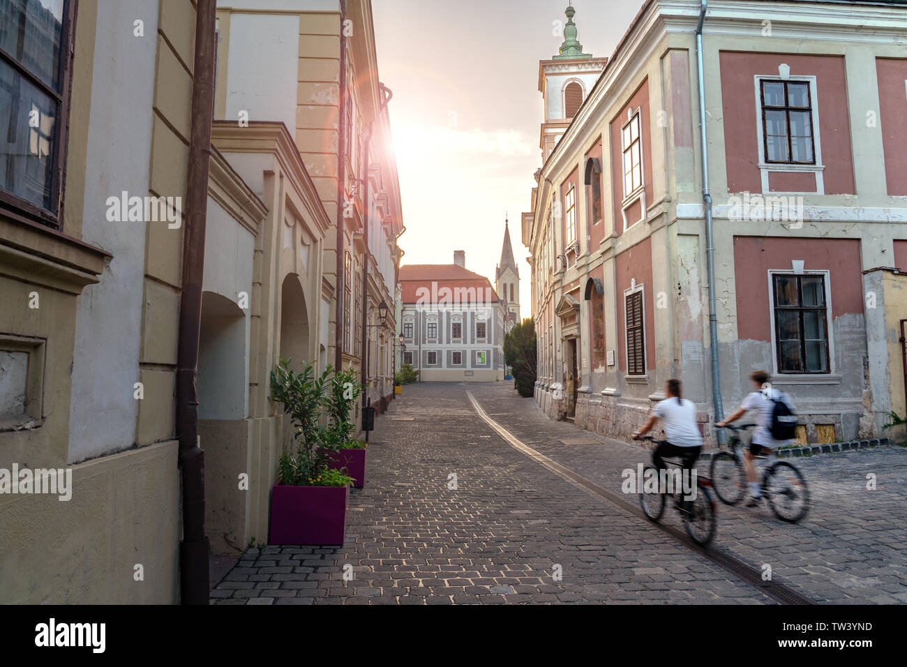 Altstadt von der berühmten ungarischen Stadt Veszprem mit Motion verschwommen Biker bei Sonnenuntergang Stockfoto