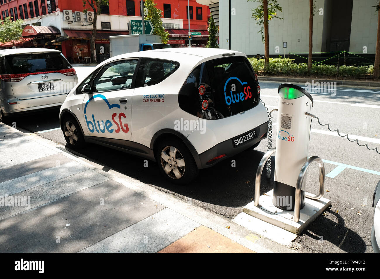 Blau SG Electric Car sharing Scheme in Singapur mit Ladestationen mit Verschmutzung freien Punkt Verkehrsnetz zu zeigen. Stockfoto