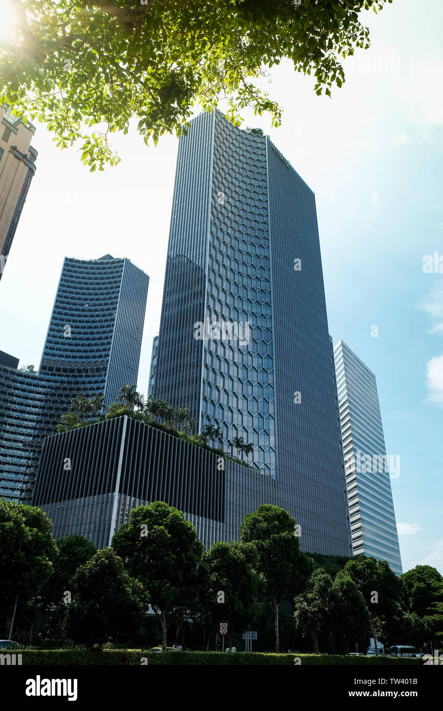 Duo Türme in Singapur Bugis Viertel. Moderne Wolkenkratzer der architektonischen Gestaltung die Kombination von Freizeit- und Gewerbeflächen. Stockfoto