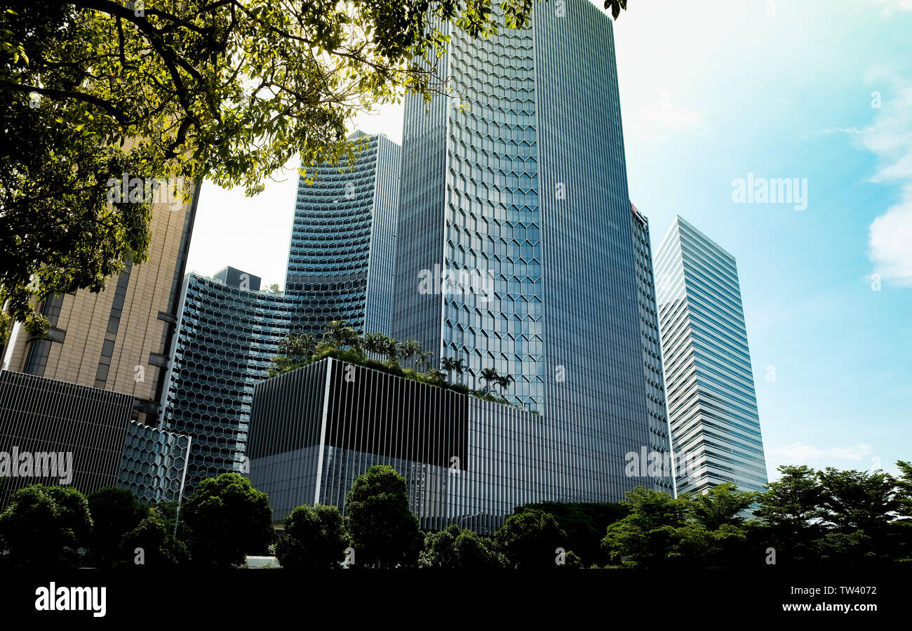 Duo Türme in Singapur Bugis Viertel. Moderne Wolkenkratzer der architektonischen Gestaltung die Kombination von Freizeit- und Gewerbeflächen. Stockfoto