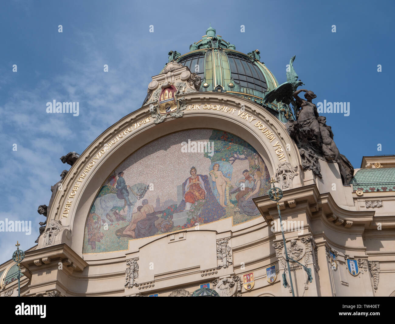 Kuppel des Städtischen Haus namens Obecni Dum in Prag mit Mosaik Hommage an Prag von Karel Spillar. Stockfoto