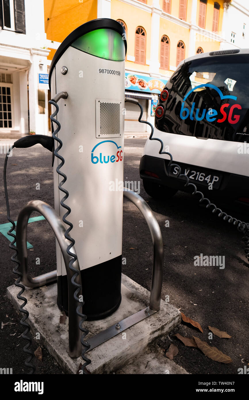 Blau SG Electric Car sharing Scheme in Singapur mit Ladestationen mit Verschmutzung freien Punkt Verkehrsnetz zu zeigen. Stockfoto