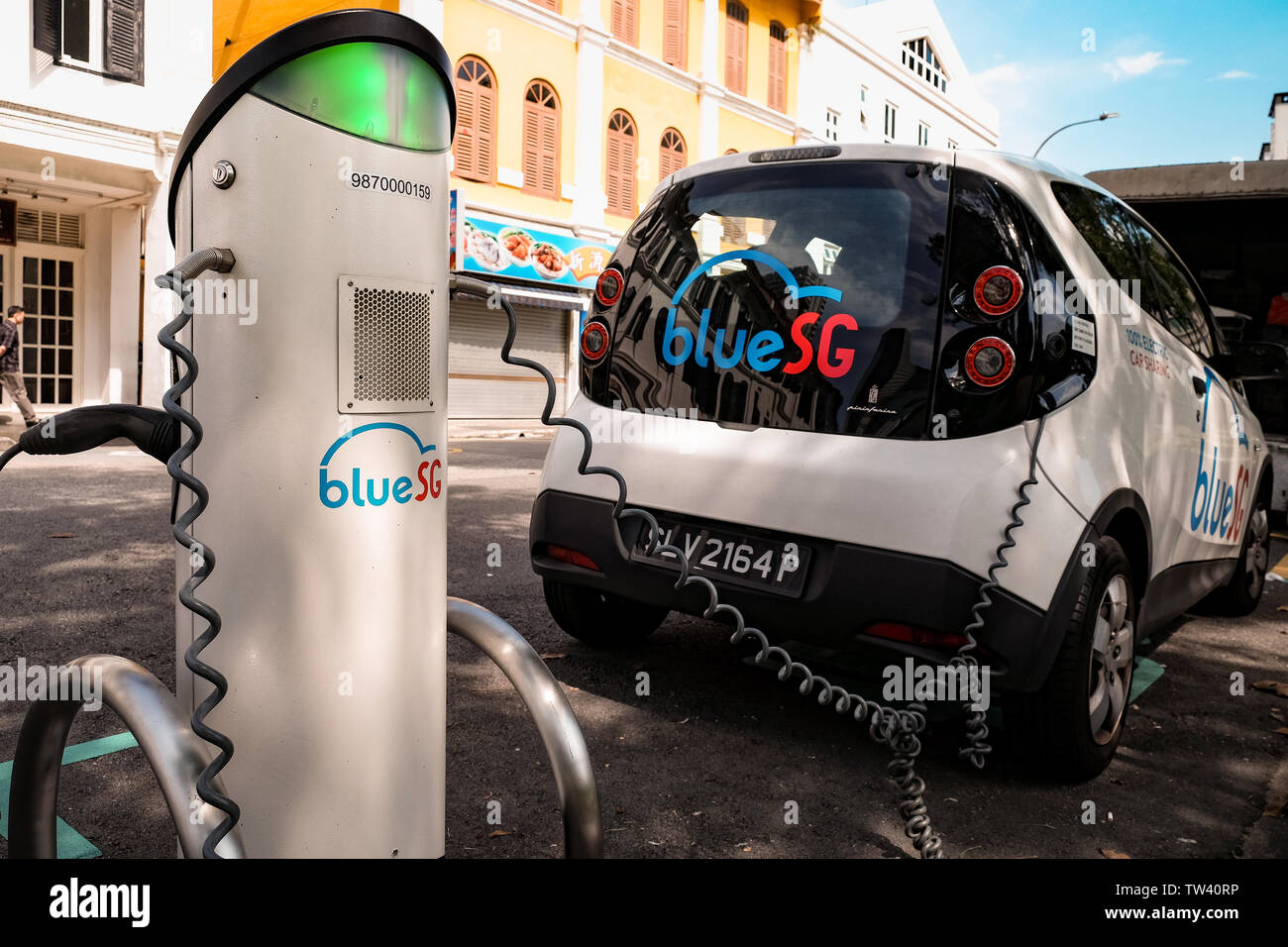 Blau SG Electric Car sharing Scheme in Singapur mit Ladestationen mit Verschmutzung freien Punkt Verkehrsnetz zu zeigen. Stockfoto