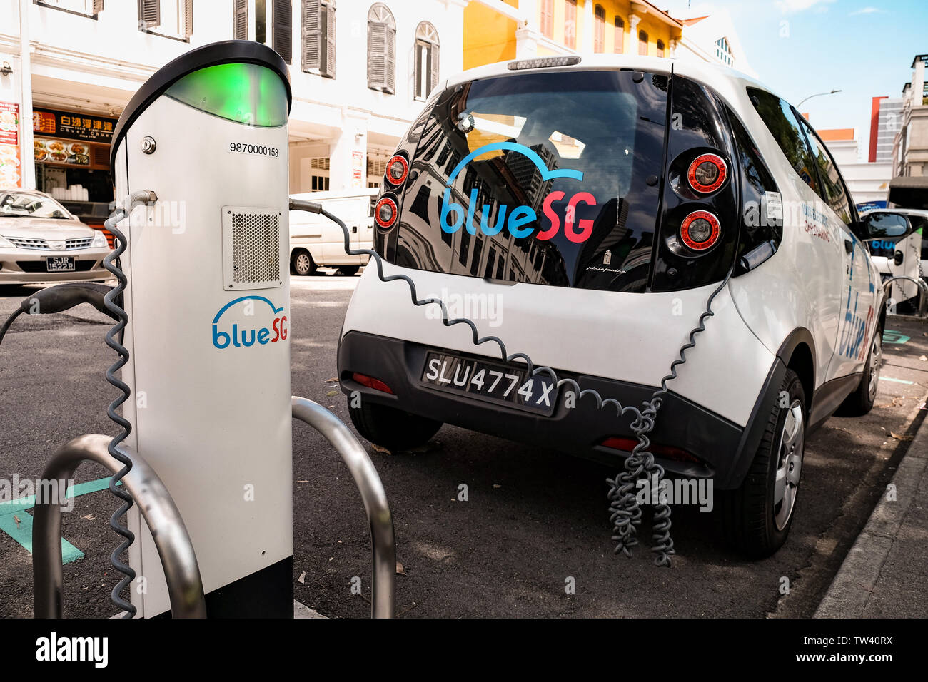 Blau SG Electric Car sharing Scheme in Singapur mit Ladestationen mit Verschmutzung freien Punkt Verkehrsnetz zu zeigen. Stockfoto