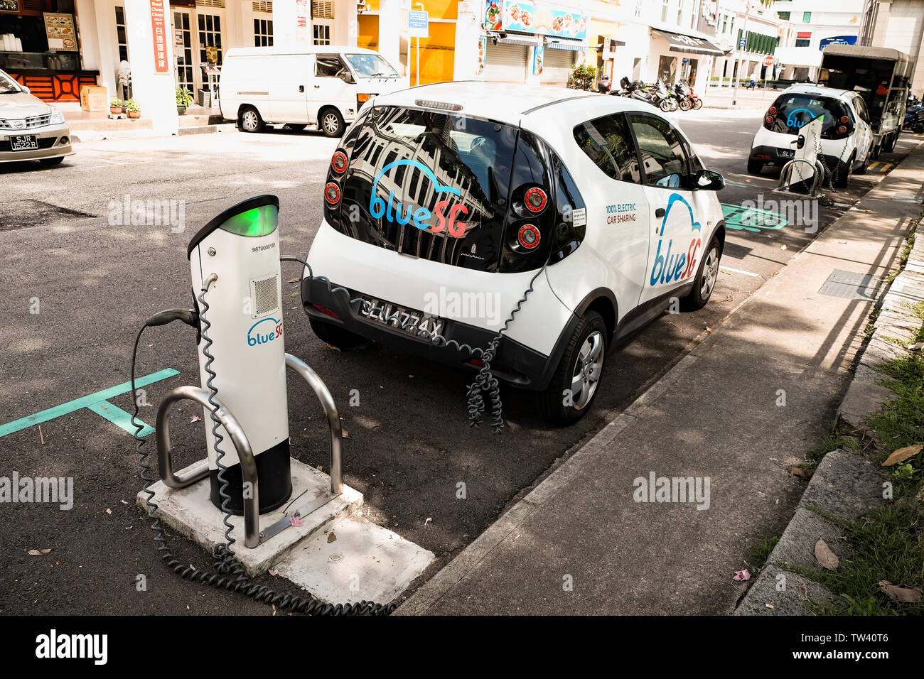 Blau SG Electric Car sharing Scheme in Singapur mit Ladestationen mit Verschmutzung freien Punkt Verkehrsnetz zu zeigen. Stockfoto