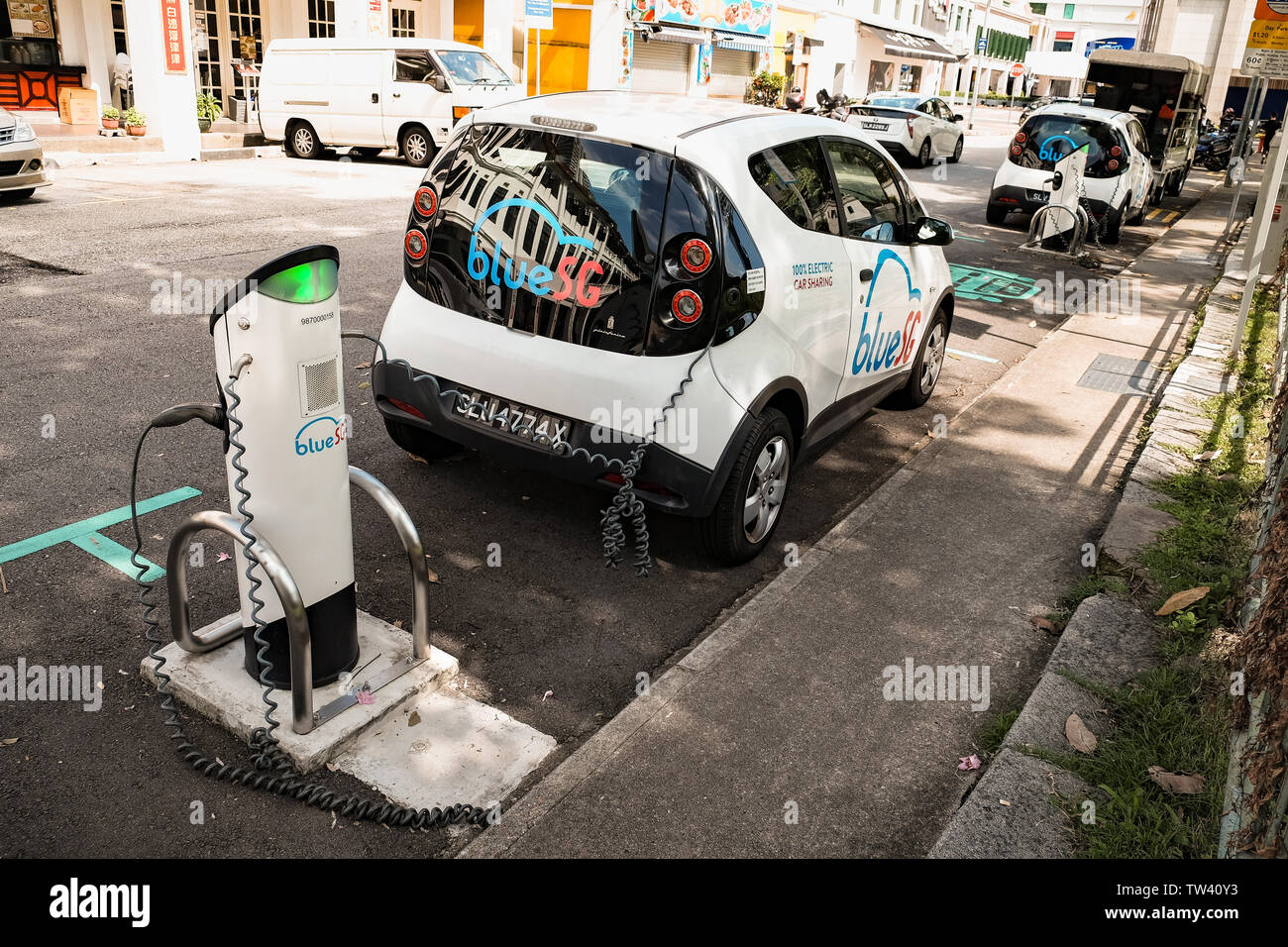 Blau SG Electric Car sharing Scheme in Singapur mit Ladestationen mit Verschmutzung freien Punkt Verkehrsnetz zu zeigen. Stockfoto