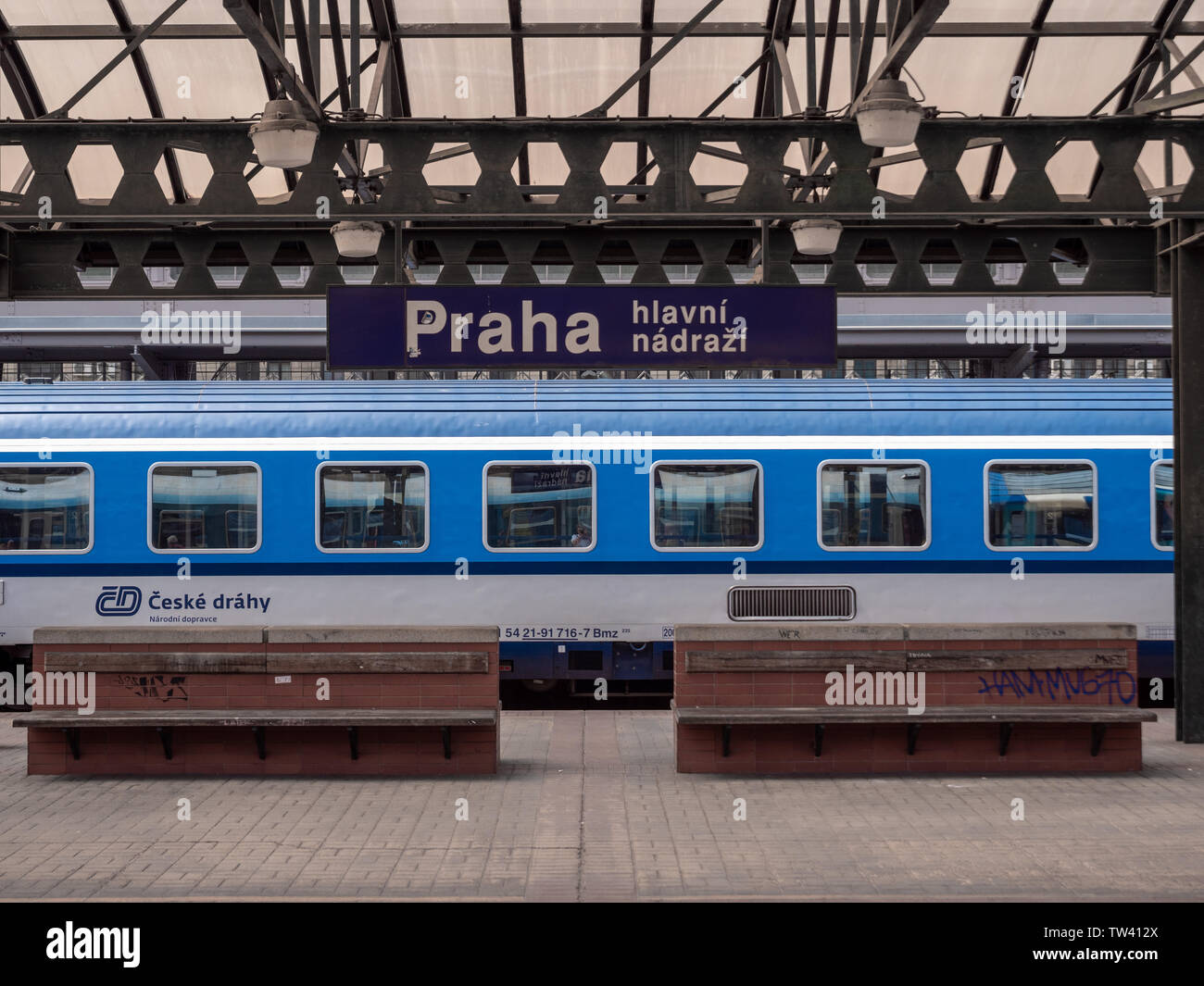 Prag, Tschechische Republik - 10. Juni 2019: Die Plattform der Prager Hauptbahnhof und ein Zug der Cesky Drahy, der Tschechischen Eisenbahnen. Stockfoto