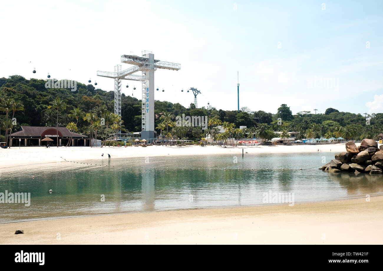 Insel Sentosa und Sky Swing bungy Springen Turm für Adrenalinjunkies auf der Suche nach dem ultimativen Thrill. Stockfoto
