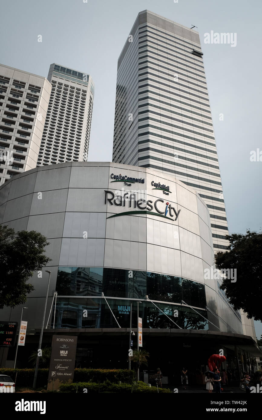 Vor dem Eingang zum Raffles City Shopping Mall North Bridge Road Singapur Stockfoto