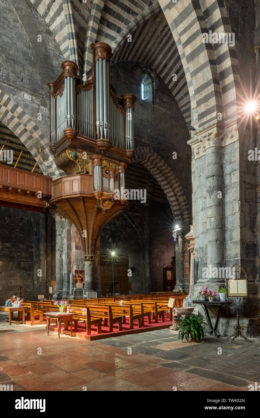 Embrun, Alpes-de-Haute-Provence, 05000, Frankreich - Mai 03, 2019: Der innenraum der Kathedrale Notre-Dame d'Embrun und seine Orgel Stockfoto