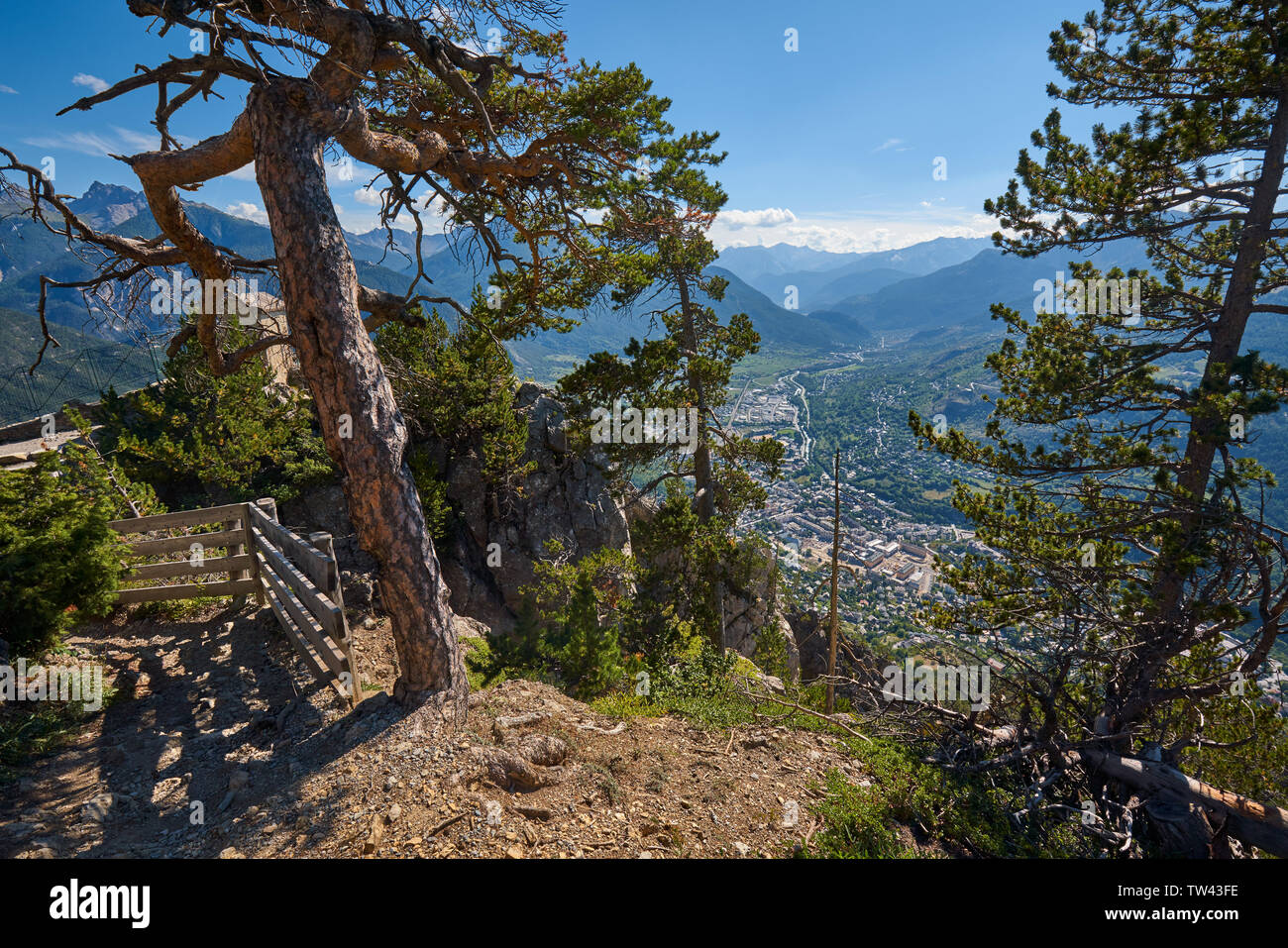 Frankreich, Alpes-de-Haute-Provence (05), Brianconnais. Ansicht der Stadt von Briancon von La Croix de Toulouse (1962 m) im Sommer. Die europäischen Alpen. Stockfoto