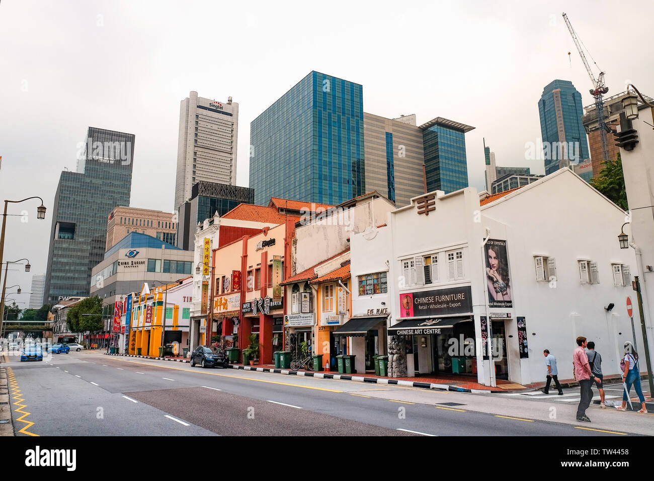 Eine Ansicht von South Bridge Road in Richtung Boat Quay Singapur zeigen die gegensätzlichen Architektur von modernen Wolkenkratzern und älteren Gebäuden. Stockfoto