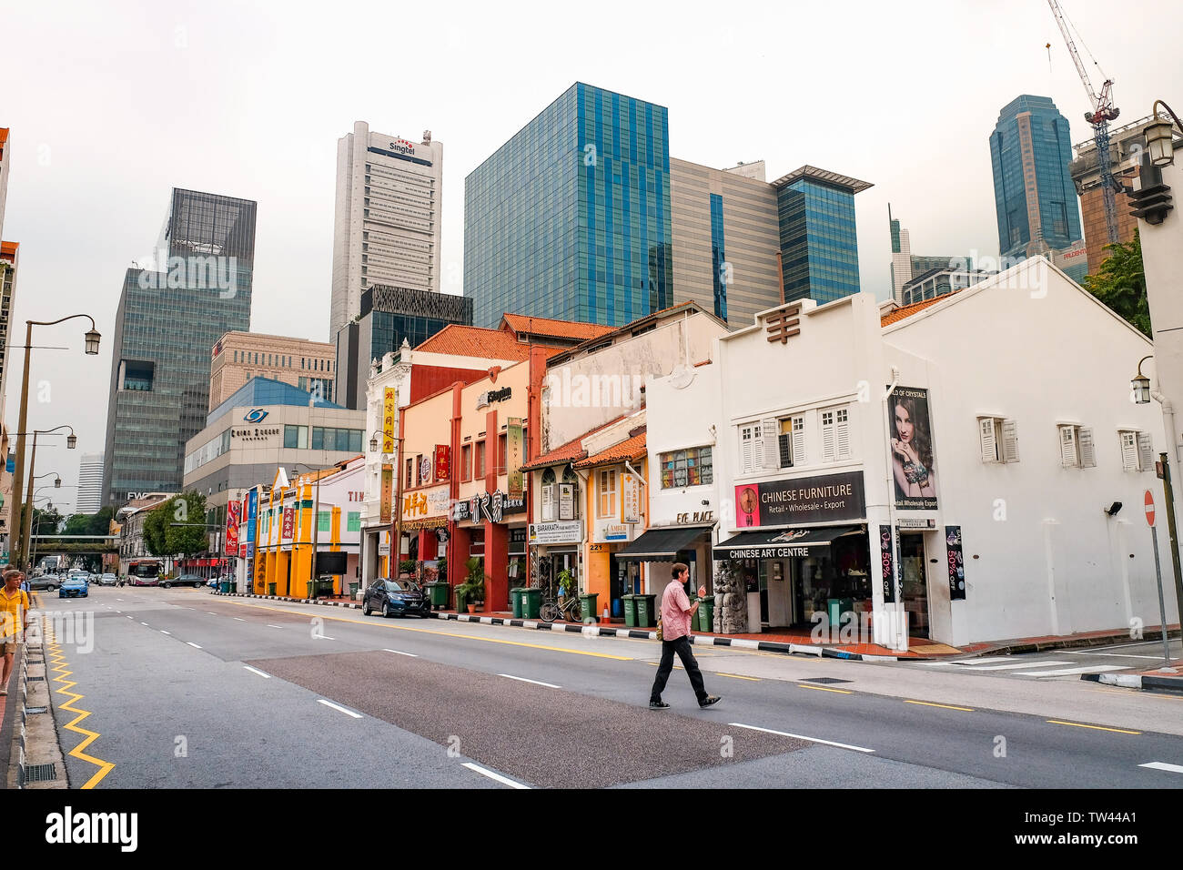 Eine Ansicht von South Bridge Road in Richtung Boat Quay Singapur zeigen die gegensätzlichen Architektur von modernen Wolkenkratzern und älteren Gebäuden. Stockfoto