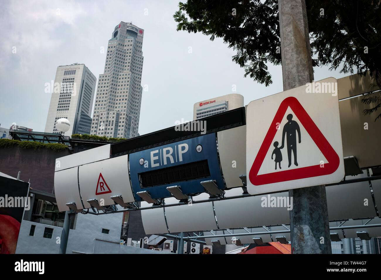 ERP-Gantry Zeichen in Singapur, elektronische Road Pricing System, das Autofahrer eine Gebühr während Spitzenzeiten zu helfen, Staus zu stoppen. Stockfoto