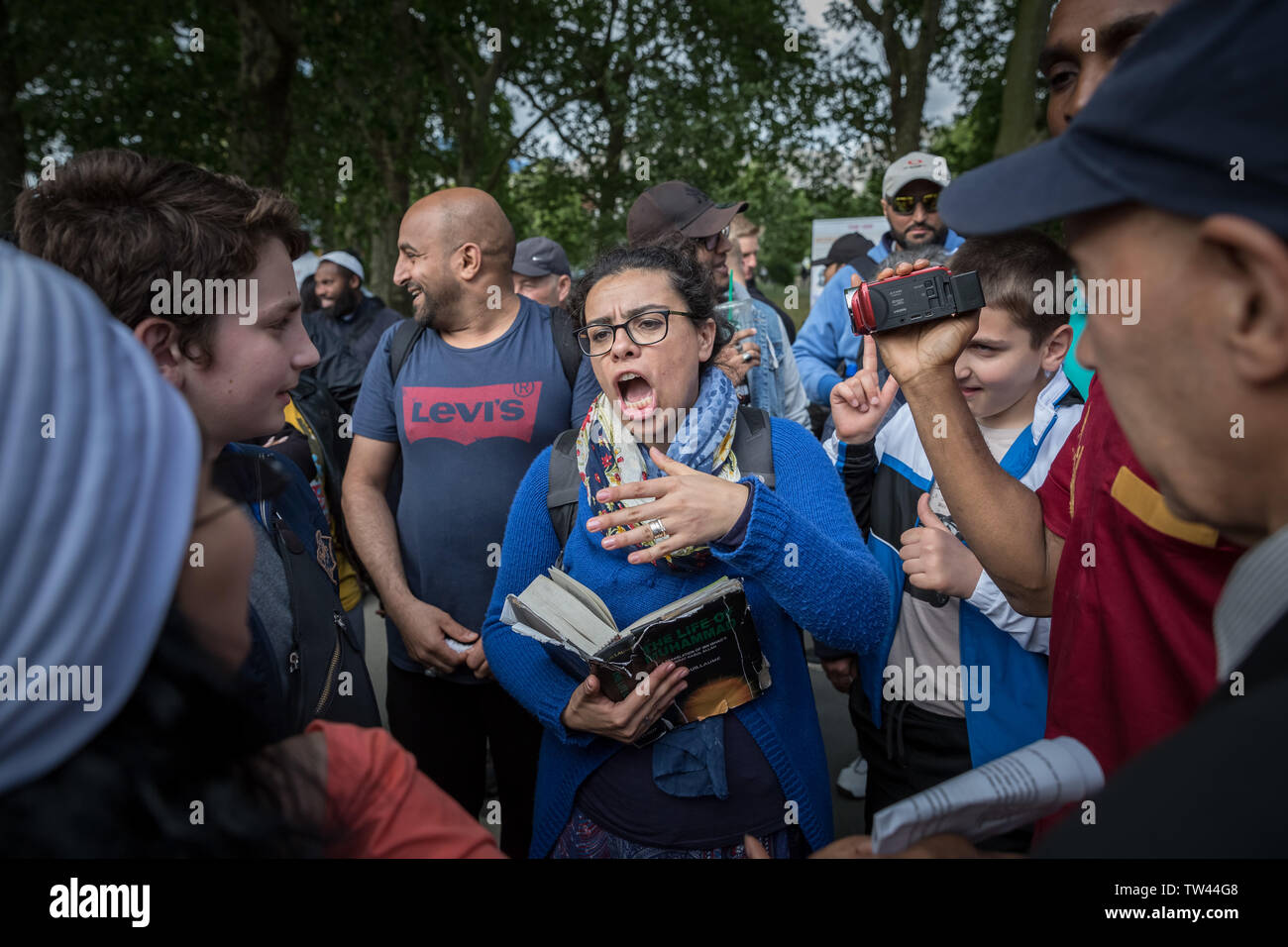 Hatun Tash, der umstrittene christliche Prediger in der Speakers' Corner, der öffentlich sprechenden nordöstlichen Ecke des Hyde Parks. London, Großbritannien Stockfoto