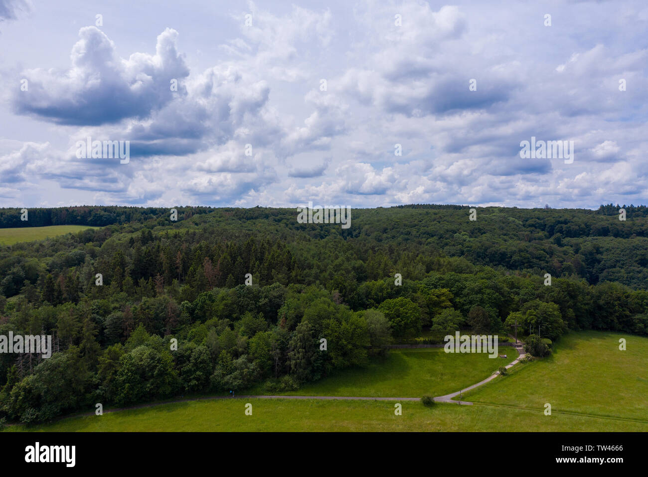 Luftaufnahme Friedhof an der Abtei Mariawald Stockfoto