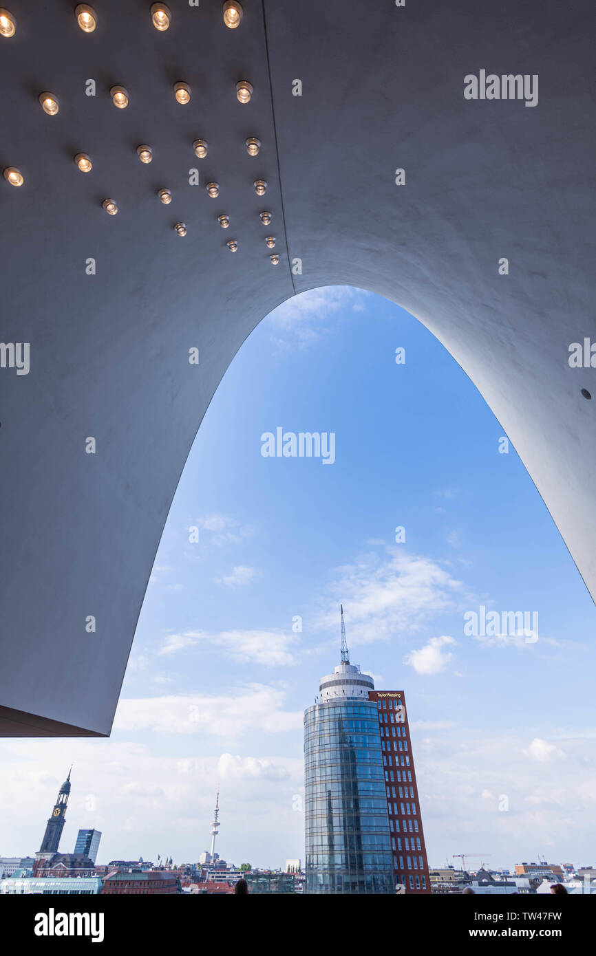 HAMBURG, DEUTSCHLAND - 17. MAI 2019: Elbphilharmonie oder Elbphilharmonie ist ein Konzertsaal in der Stadt Hamburg in Deutschland Stockfoto